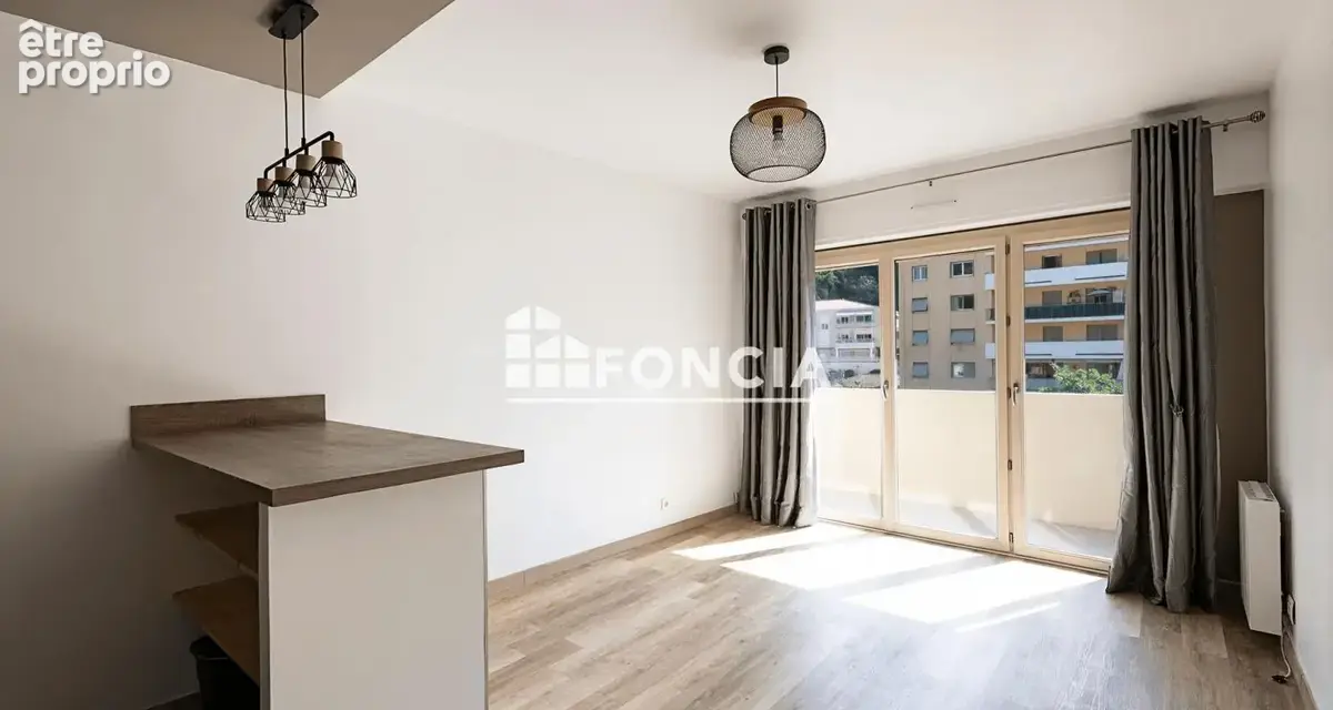 Menton proximite gare routiere et commerces 2 pieces traversant en etage eleve - photo 4