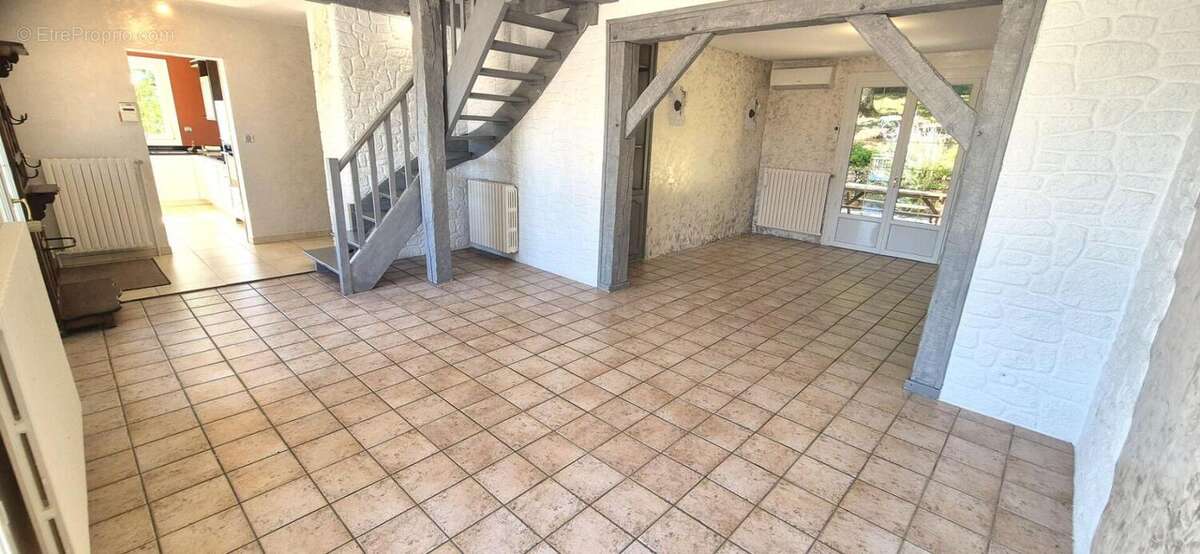 Belle Propriété Contemporaine ou Superbe Villa de 166 m² entièrement rénovée avec sa Piscine sécurisée de 40 m², Balcon, Terrass - photo 3
