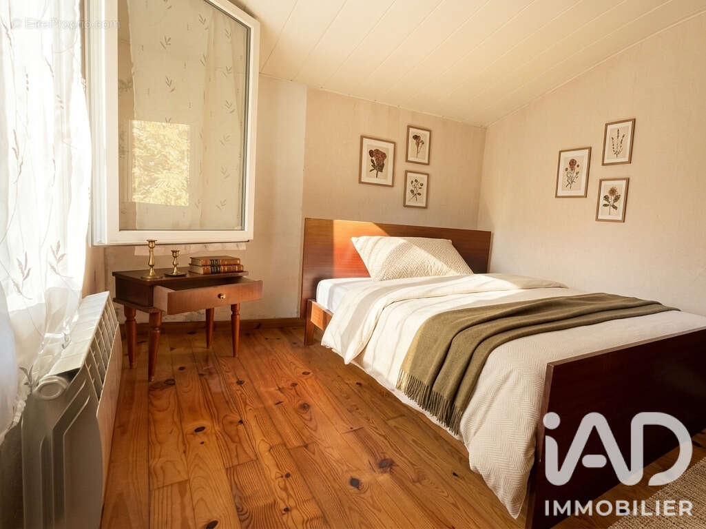 Maison 99 m² à Saint-Meme-Les-Carrieres  - photo 8