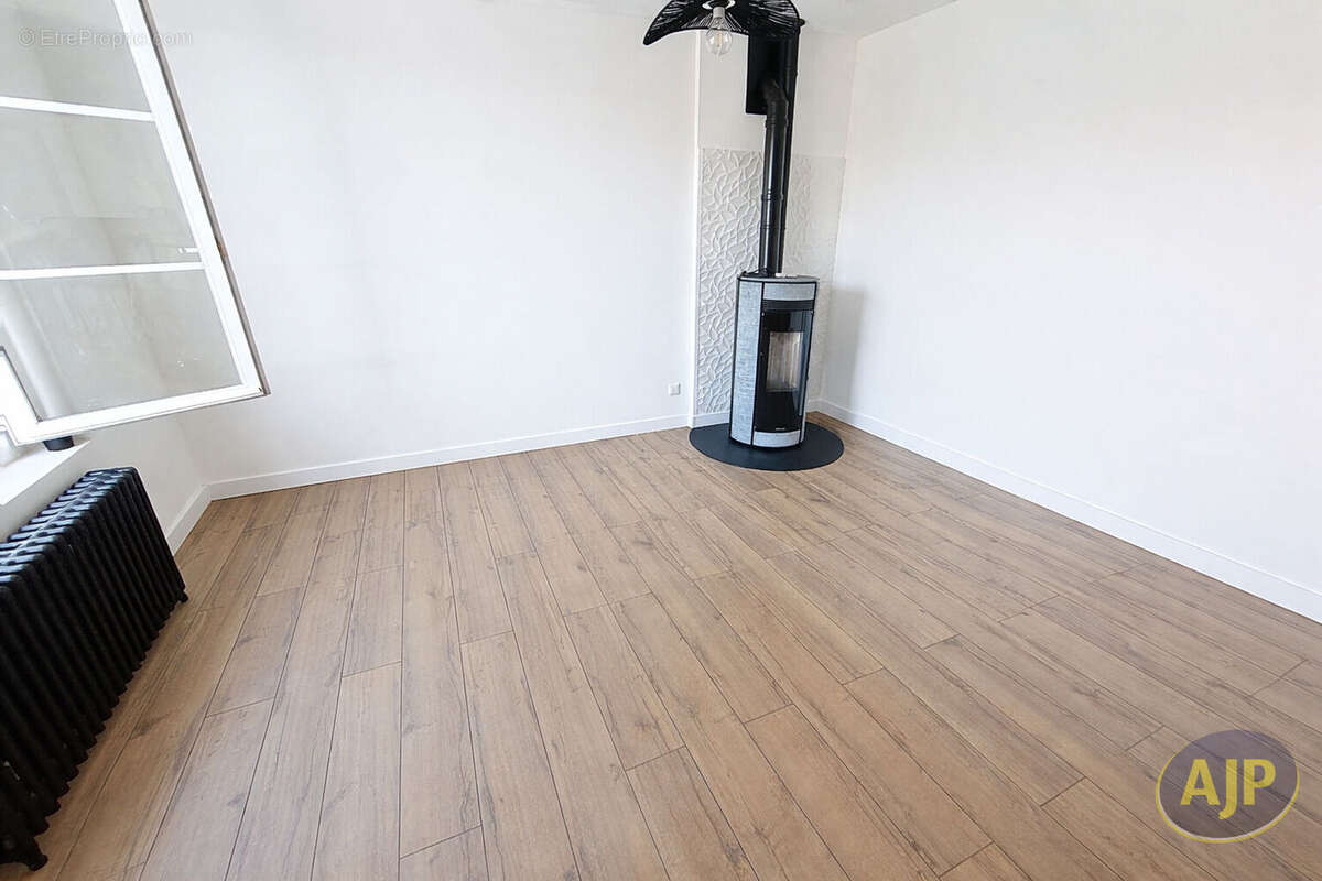 Maison à SAINT-MACAIRE-EN-MAUGES