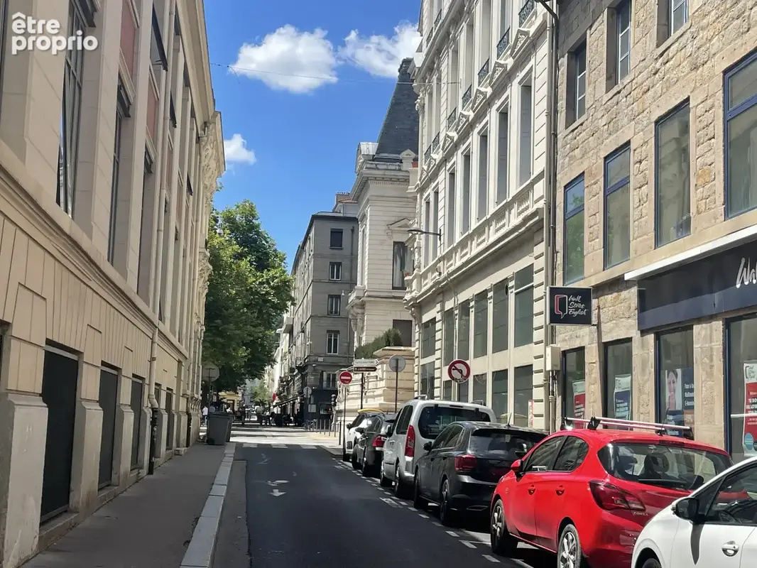 A 50 m. de la Place Jean-Jaurès - T2 rénové au charme industriel avec garage. - photo 10