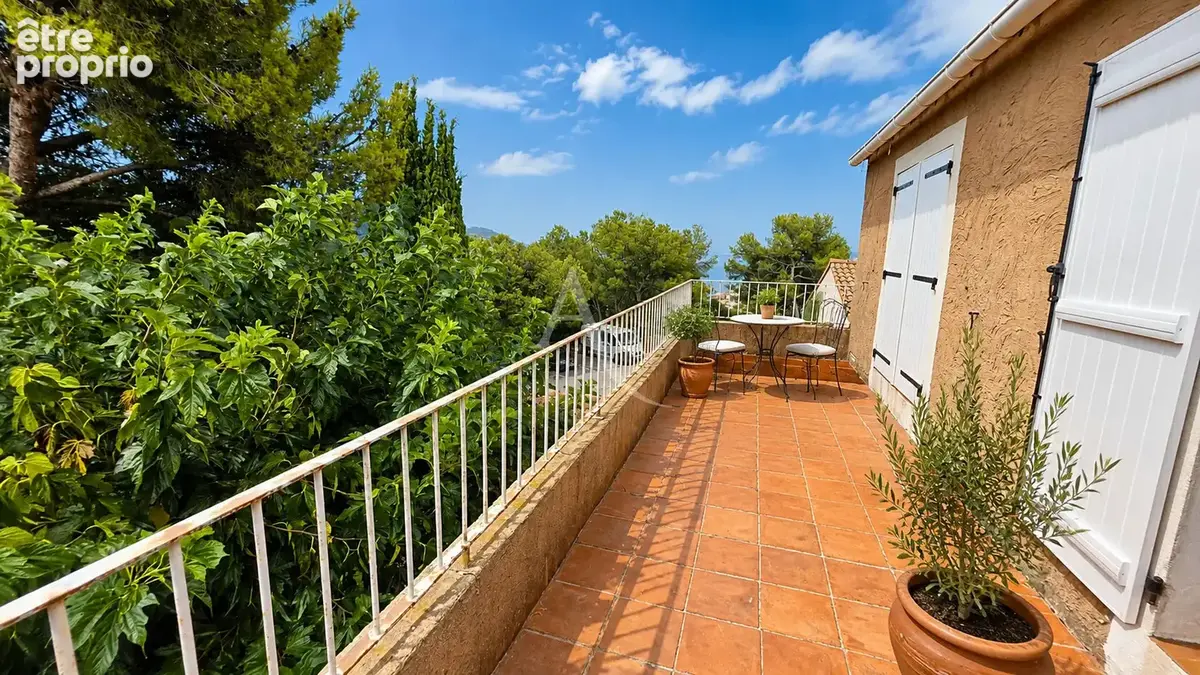 Villa Carqueiranne non mitoyenne 109 m² T5 au calme, rénovée - photo 5