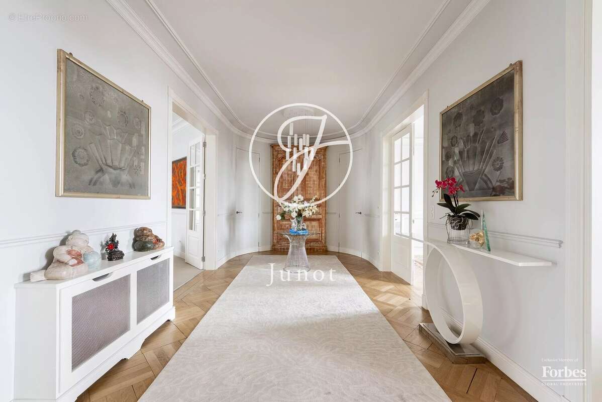 Appartement à PARIS-16E