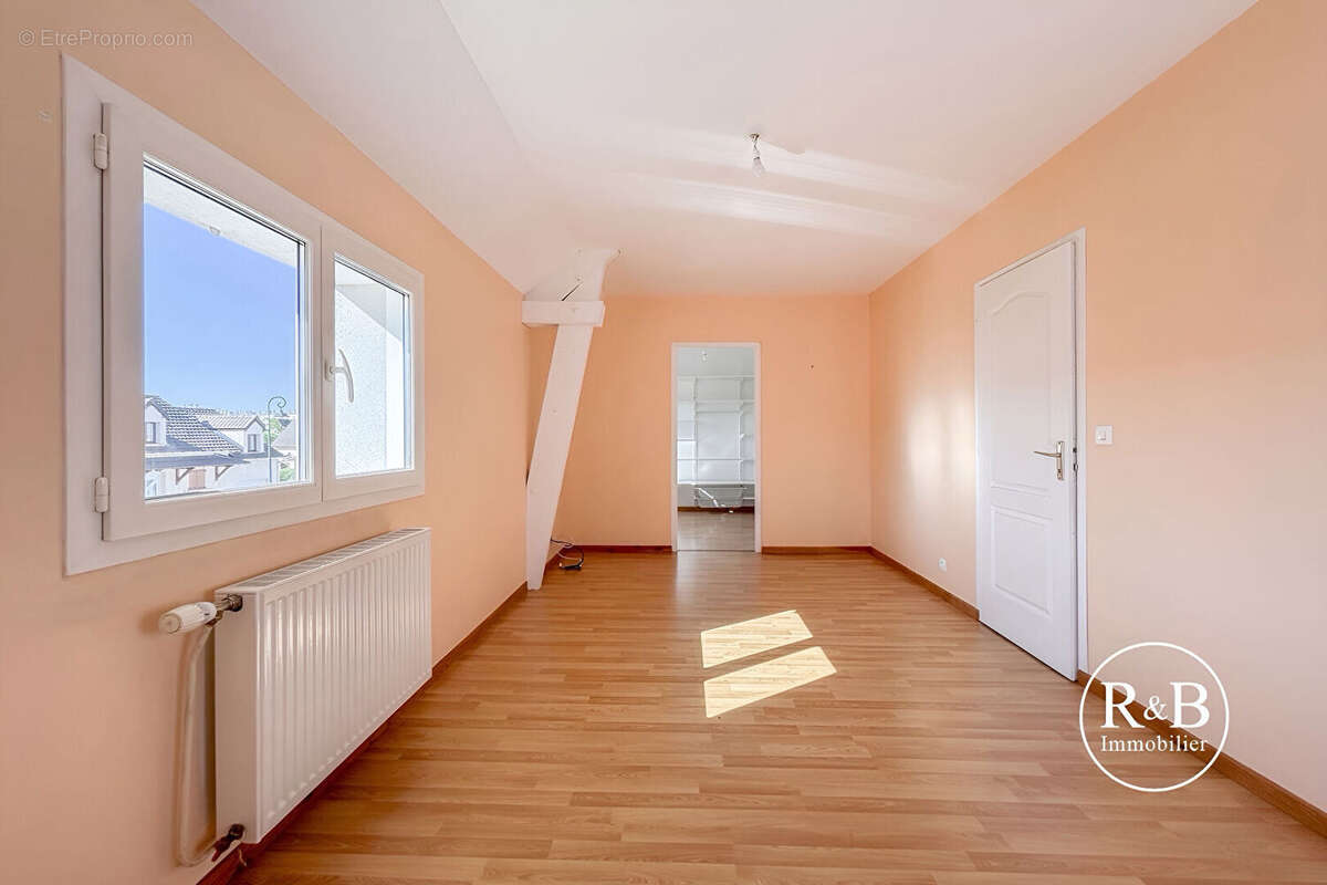 Maison à LES CLAYES-SOUS-BOIS