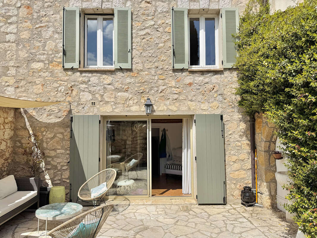 Maison à SAINT-CEZAIRE-SUR-SIAGNE