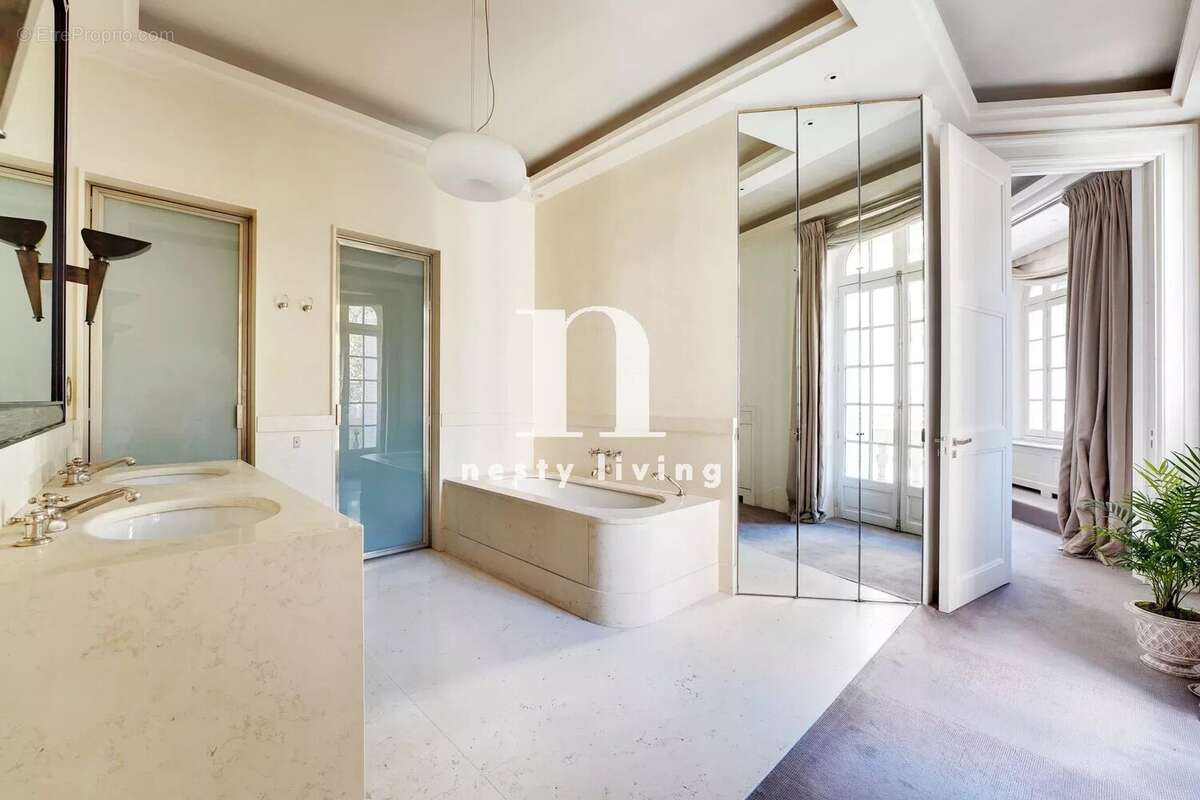 Appartement à PARIS-17E