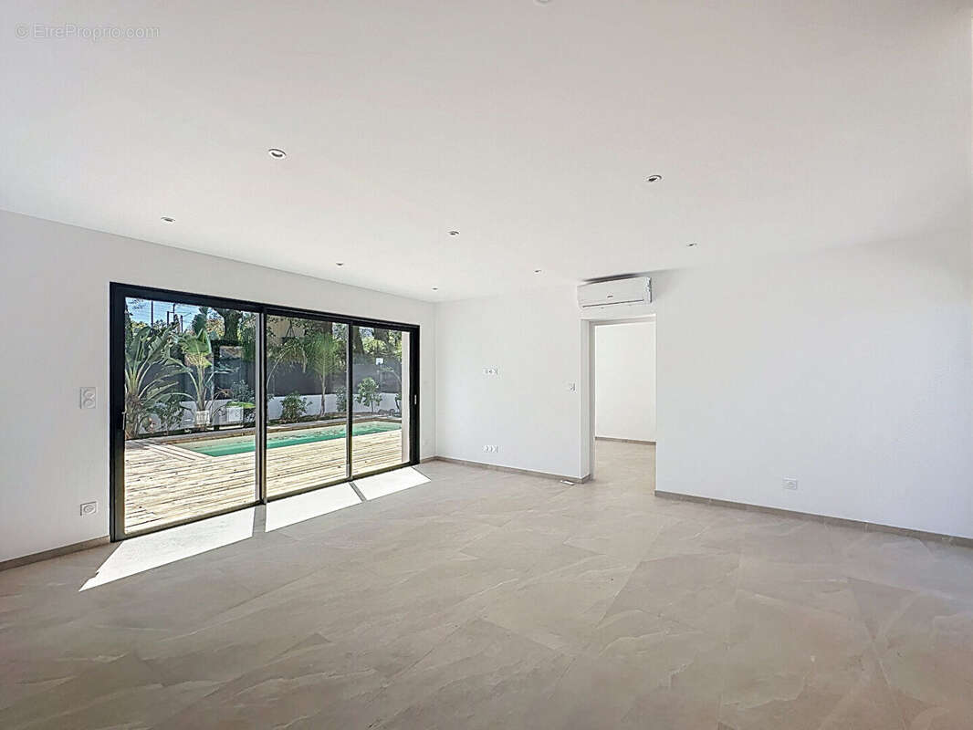 Maison à ROQUEBRUNE-SUR-ARGENS