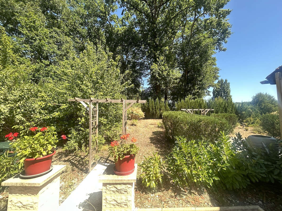 Magnifique maison en pierre renovée, avec vues,  sur terrain d'environ 1162m2 - photo 10