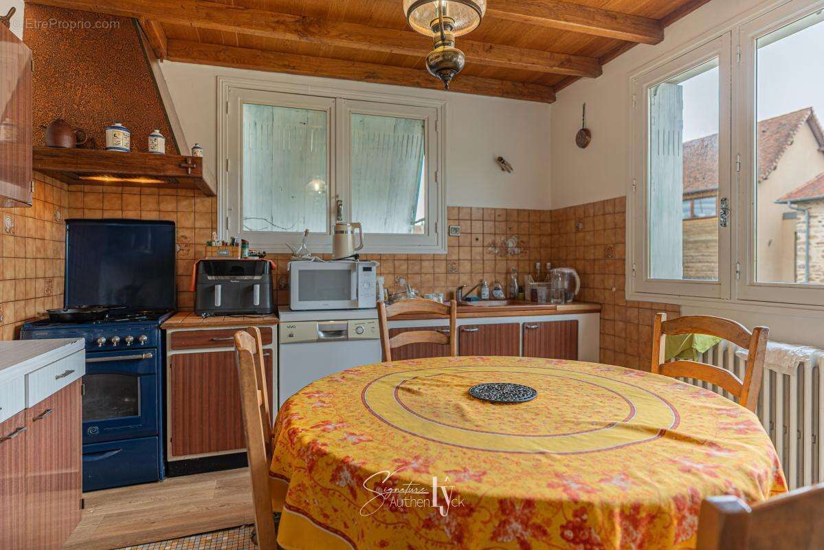 Maison 115 m² à Saint-Priest-Ligoure  - photo 8