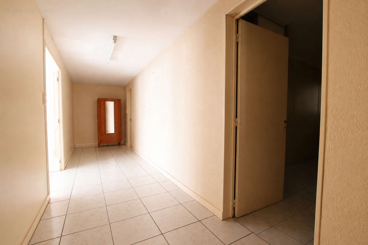 Vouillé, maison de village à rénover - photo 8