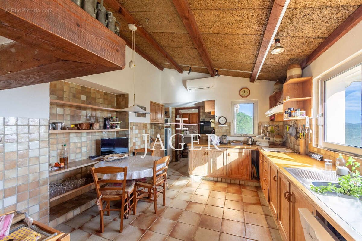 Maison 450 m² à Cogolin  - photo 9