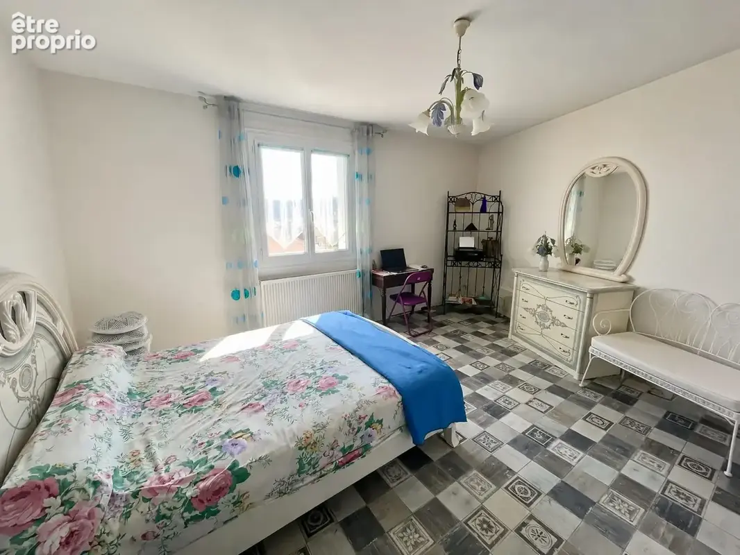 grande chambre avec placard