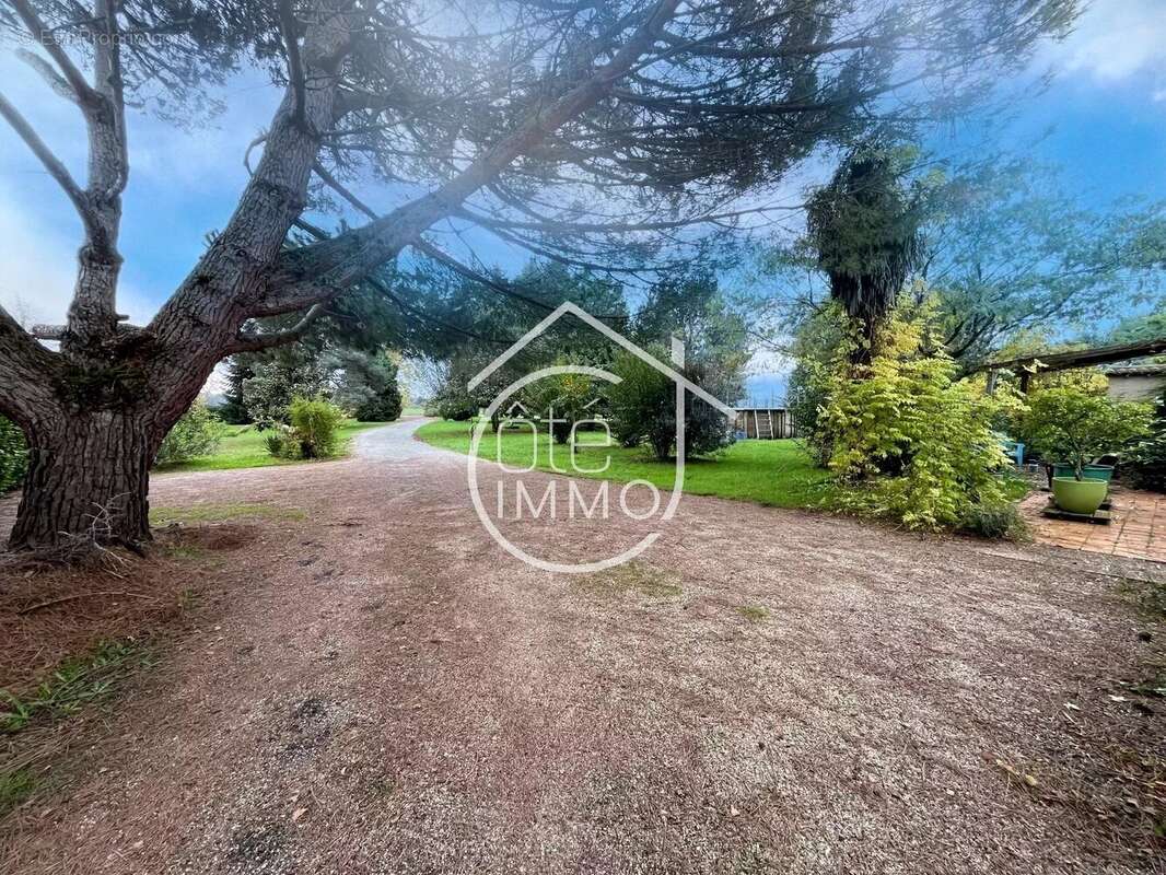 Maison à COURS-DE-PILE