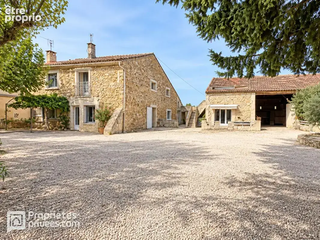 Mas en pierres de 216 m² avec 5 chambres - 3 dépendances aménagées - 1 grange de 106 m² - 1 atelier de 46 m² à ORANGE OUEST - 48 - photo 2