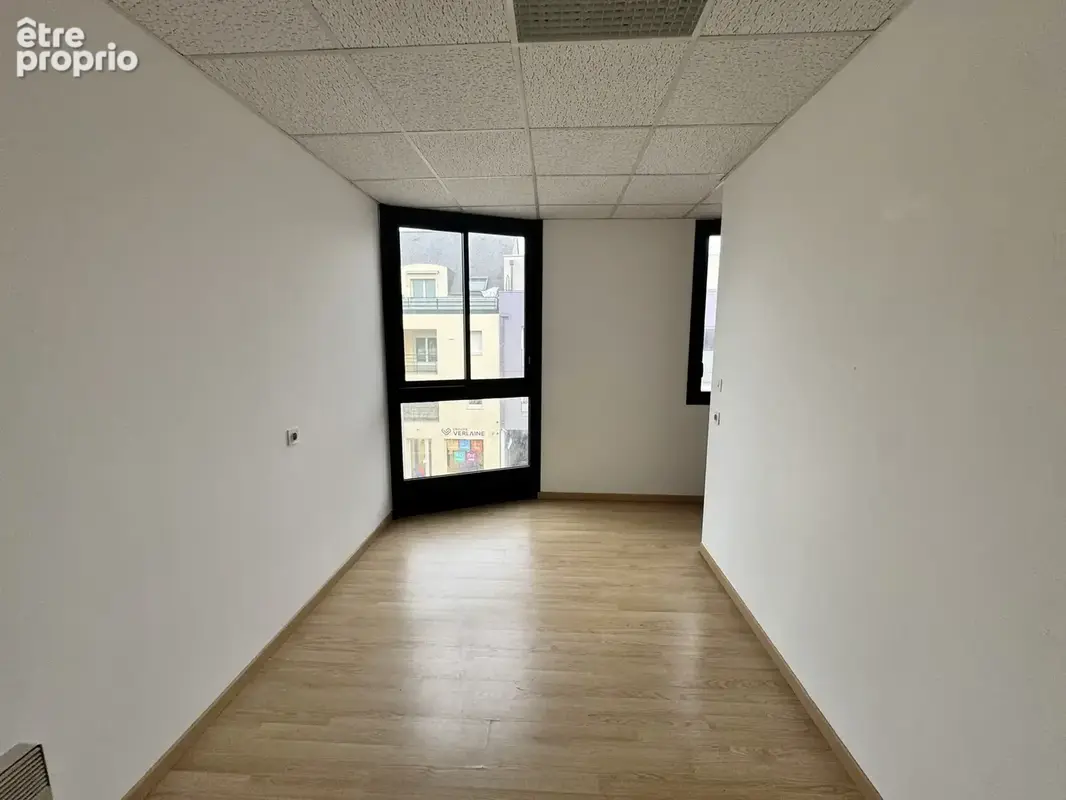 Immeuble de Bureaux, local commercial - Places de parking - photo 9
