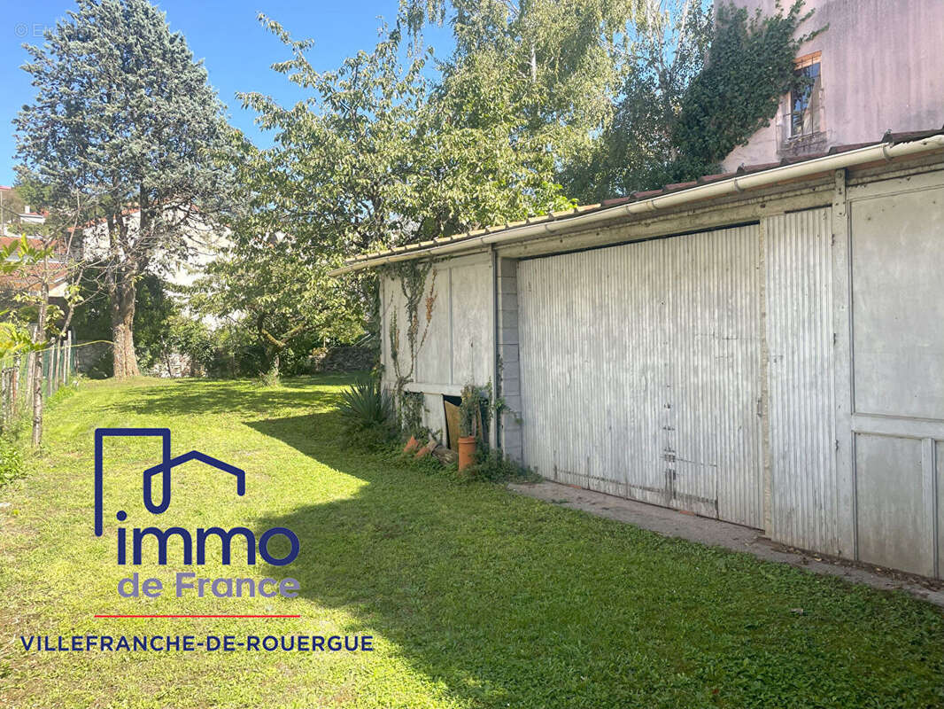 Immeuble avec parking, double garage et jardin - photo 2