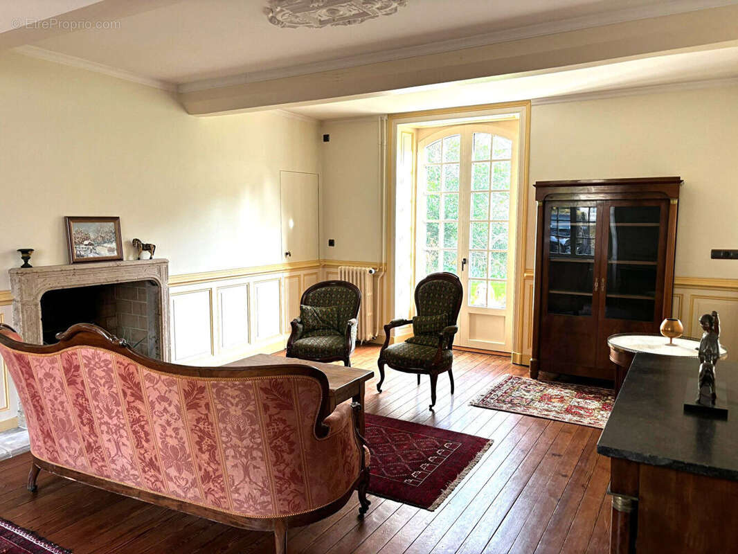 SAINT SAUVEUR LE VICOMTE, au coeur de la ville, grande maison de ville en excellent état - photo 3