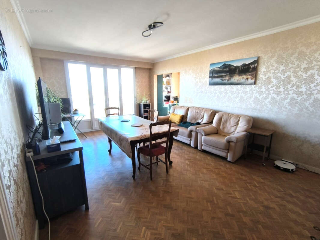 Appartement à AVRILLE