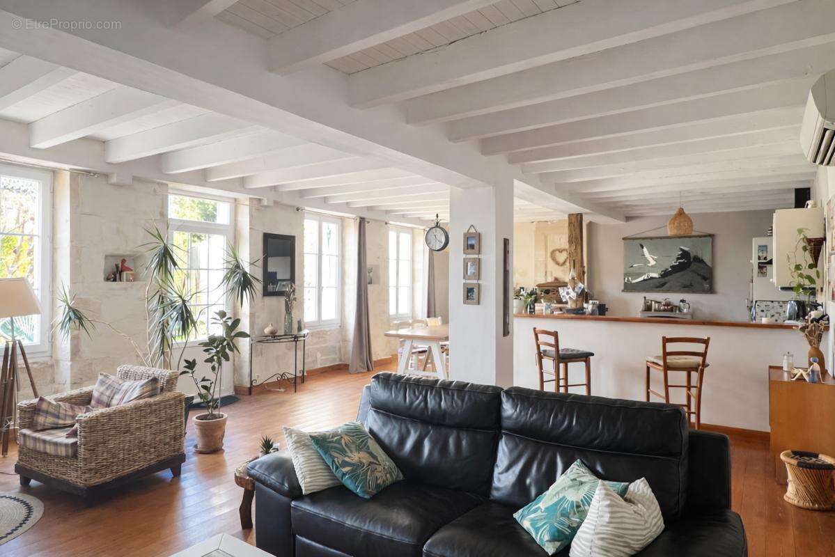 Maison 240 m² à Le Chay  - photo 3