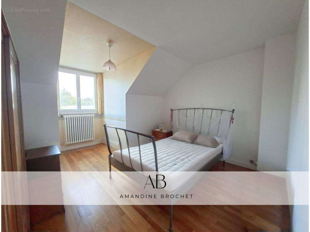 Maison à MARNES-LA-COQUETTE