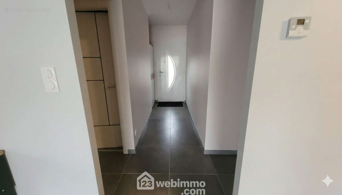 Un hall d'entrée avec espace rangement - Maison à LE BERNARD