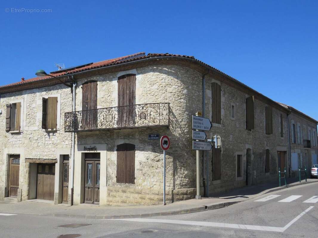 FACADE - Maison à VIC-FEZENSAC