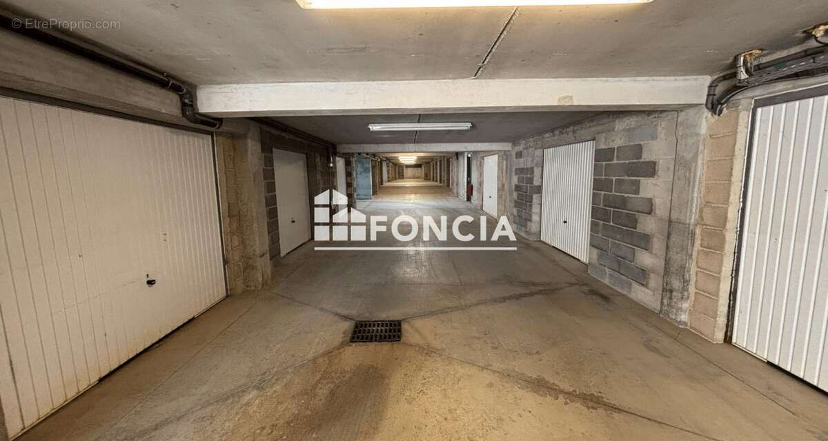Parking à FLEURY