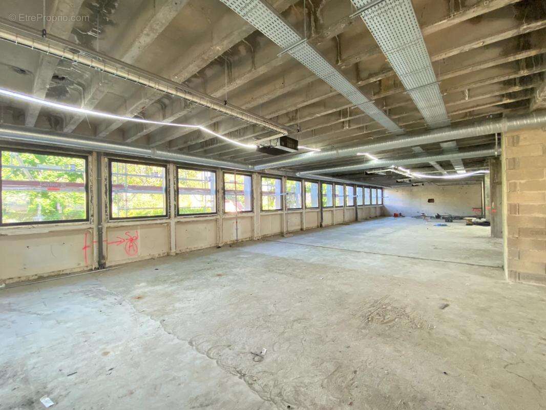 Bureaux à vendre à Boulogne Billancourt. Immeuble restructuré à neuf, 3 plateaux de plus de 500m² divisibles, PMR, 180m² d'espac - photo 8