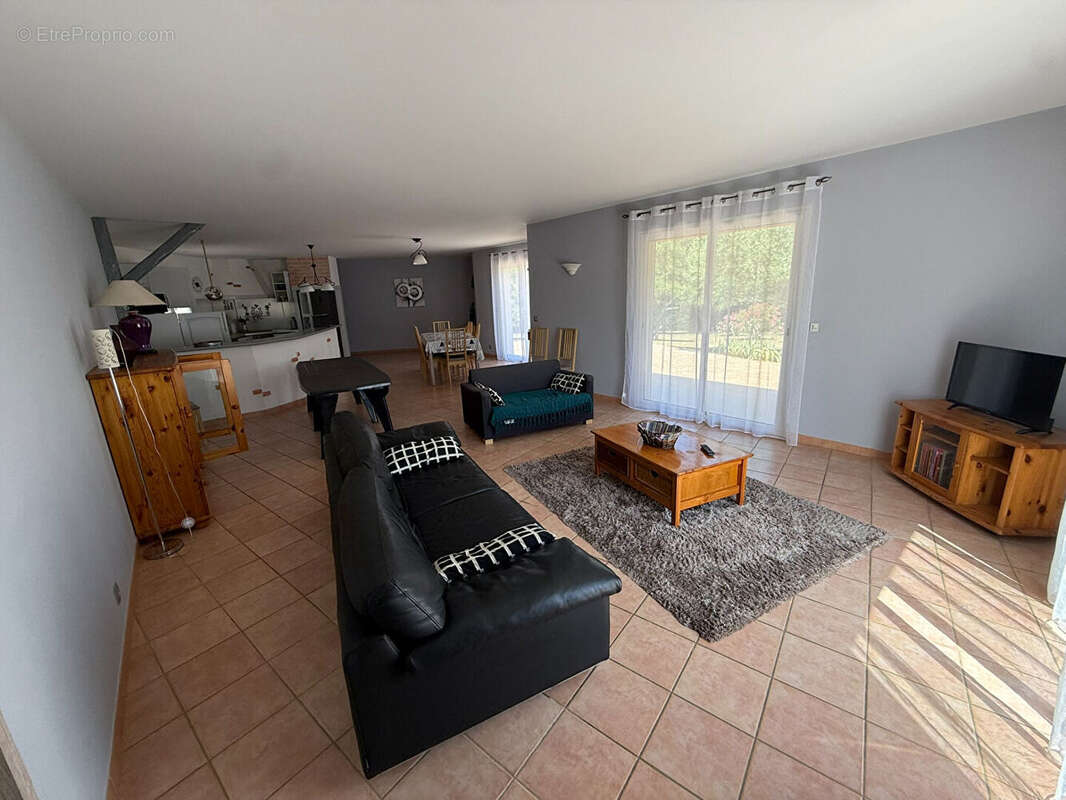 Maison plain-pied Montlegun 190 m² sur vaste terrain arboré avec terrasse et garage indépendant - photo 8