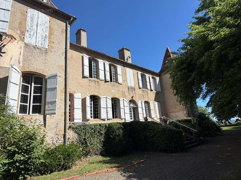 Gers(32), TRES BEAU CHATEAU DE FAMILLE 45HA avec dependances, un peu caché, en position dominante, une belle histoire - photo 32
