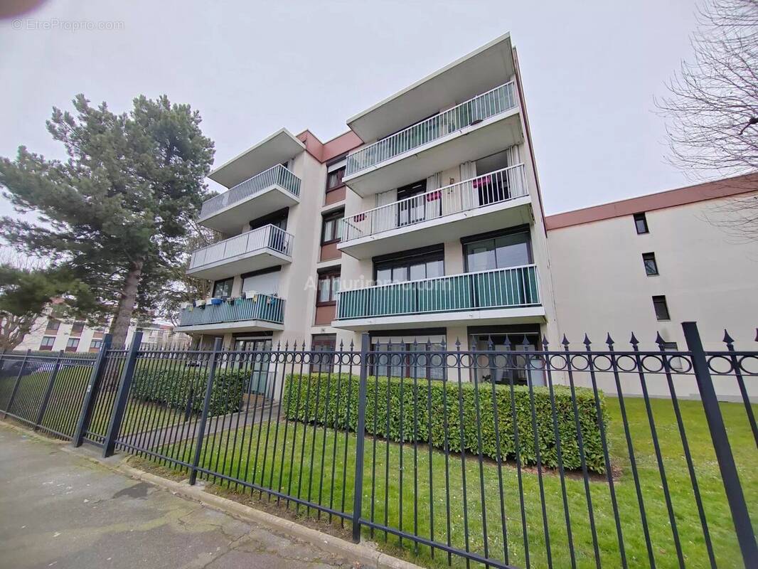 Appartement à VAUJOURS