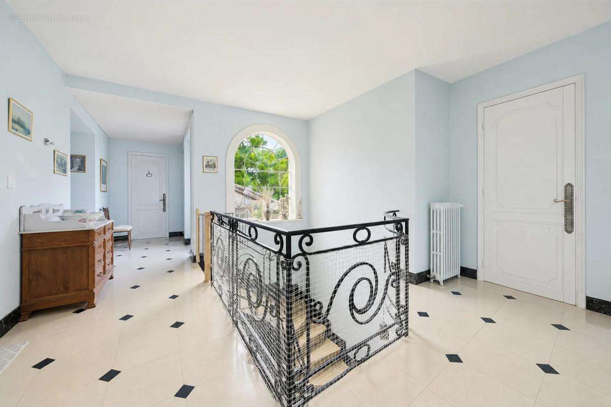 Maison de 9 pièces de 250 m² à Clérac - photo 12