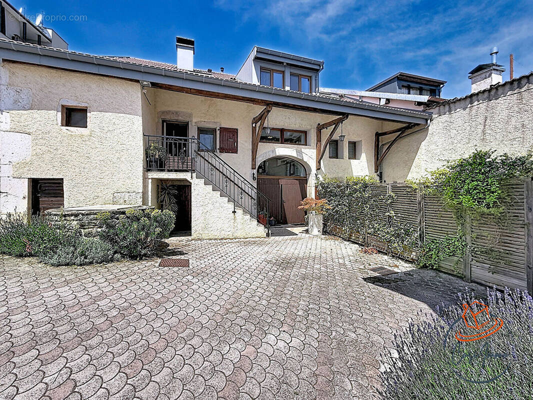 Maison à PERON