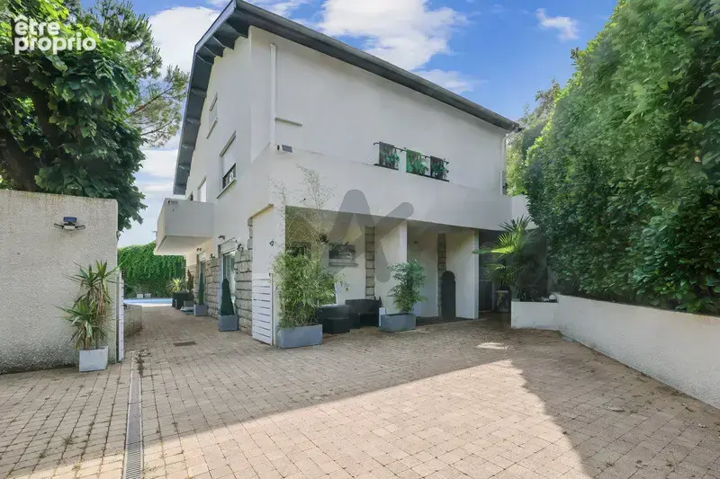 Champagne au Mont d’Or : maison familiale de 208 m2, 5 chambres, piscine, jardin paysager et terrasses. - photo 10