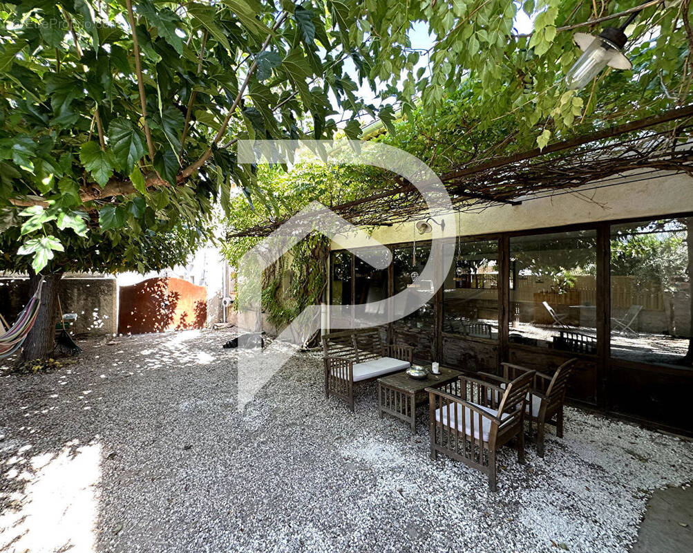 Maison à LA ROQUE-D&#039;ANTHERON