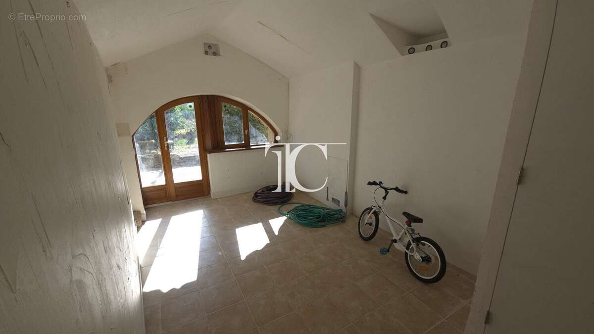 Authenticité, élégance et confort au cur du Sud Ardèche : une maison en pierre rare avec piscine où tout se fait à pied. - photo 35