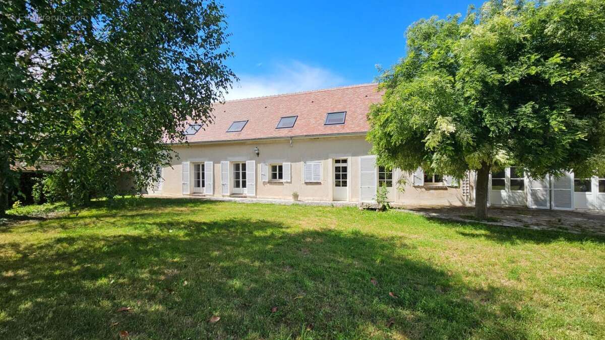 Houdan et N12 proche / Maison rénovée 210 m2 / 5 chambres + dépendances - photo 2