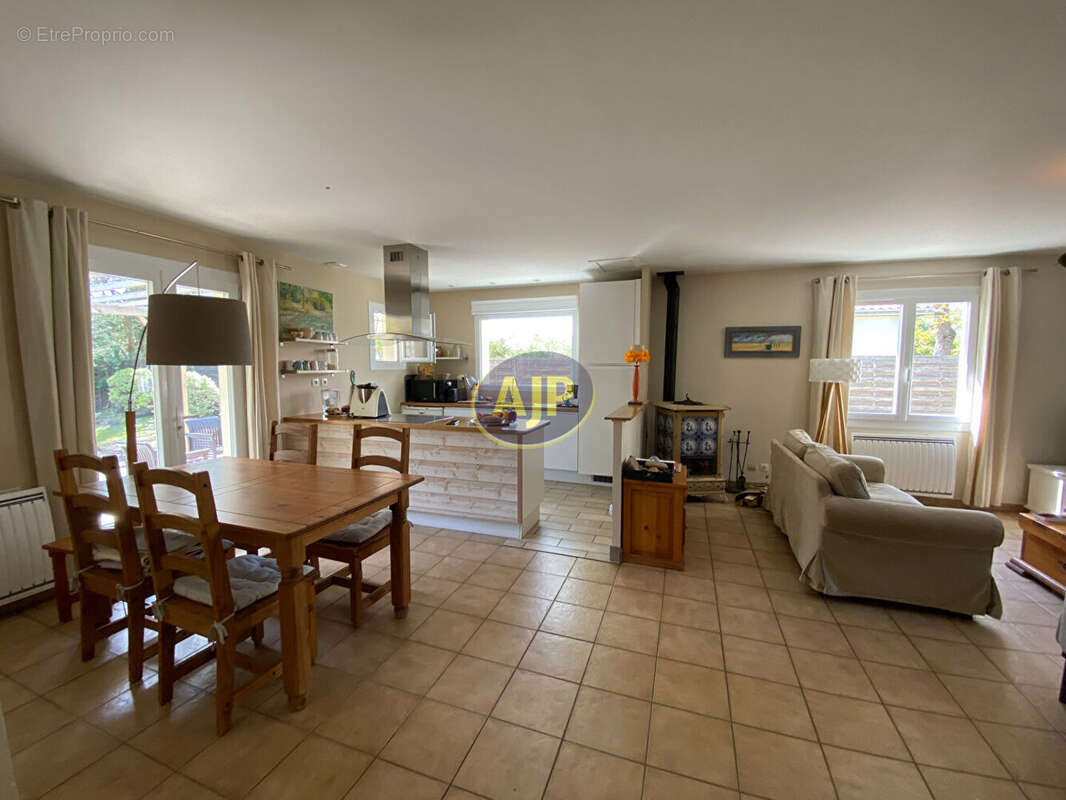 Maison à VENDAYS-MONTALIVET