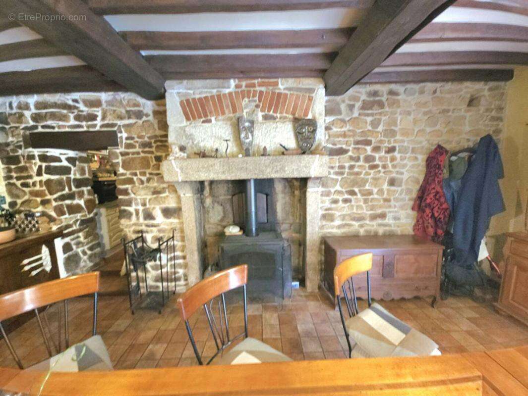 La-Lande-De-Goult 61320 Longère en pierre 112 m² terrain 30.200 m² - photo 6