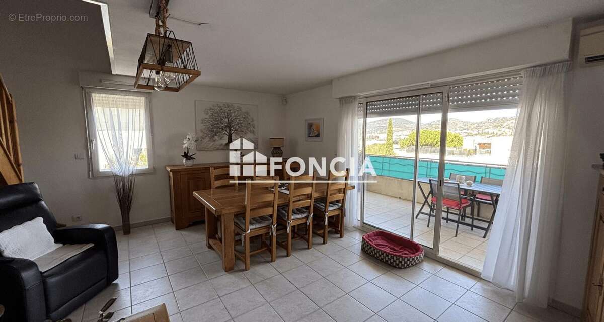 Grand appartement lumineux de 3 chambres dans une résidence sécurisée avec vue dégagée, garage, parkings et terrasse - photo 2