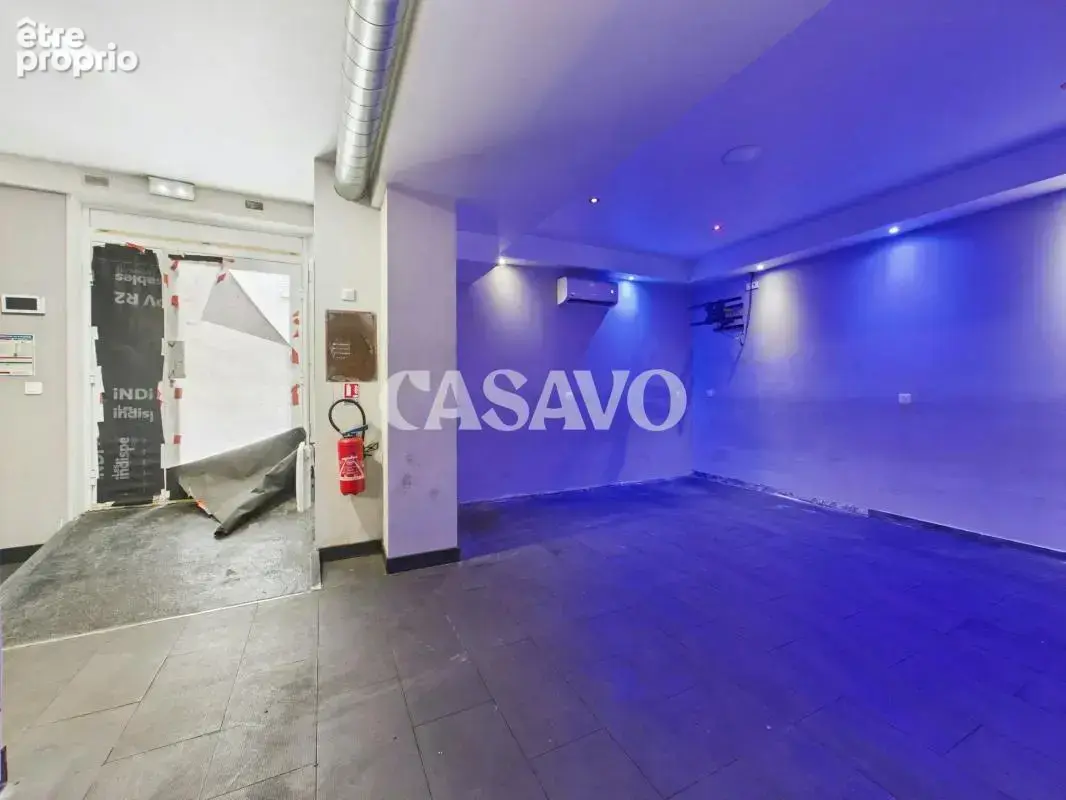 Local commercial de 77,7 m², bénéficiant d’une vitrine sur rue et d’un agencement offrant de nombreuses possibilités - photo 11