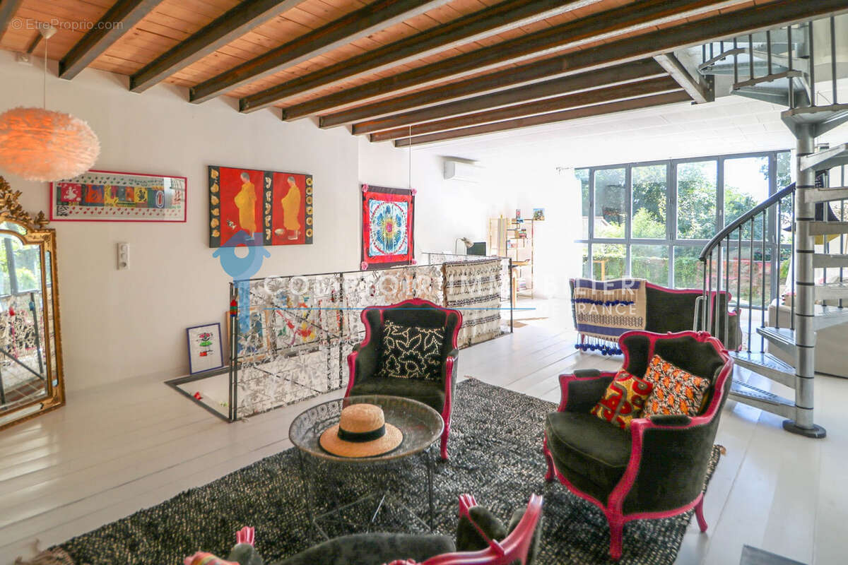UZES CENTRE PIETON : Maison de ville style loft avec terrasse - photo 13