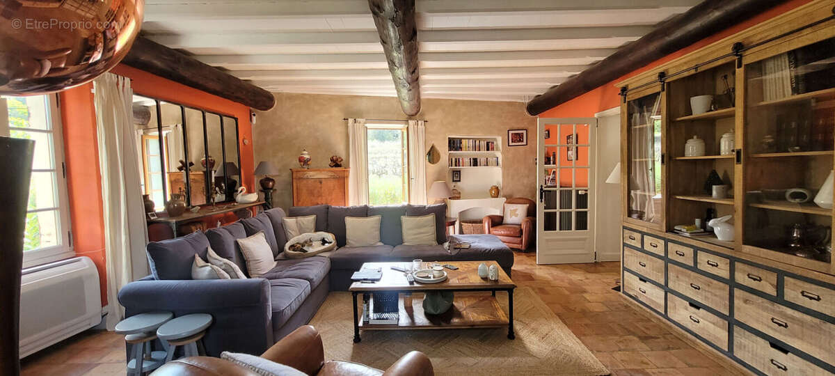 A vendre Mas rénové 5 chambres avec gîte 4 pers et piscine sur 1,5ha de terrain - photo 5