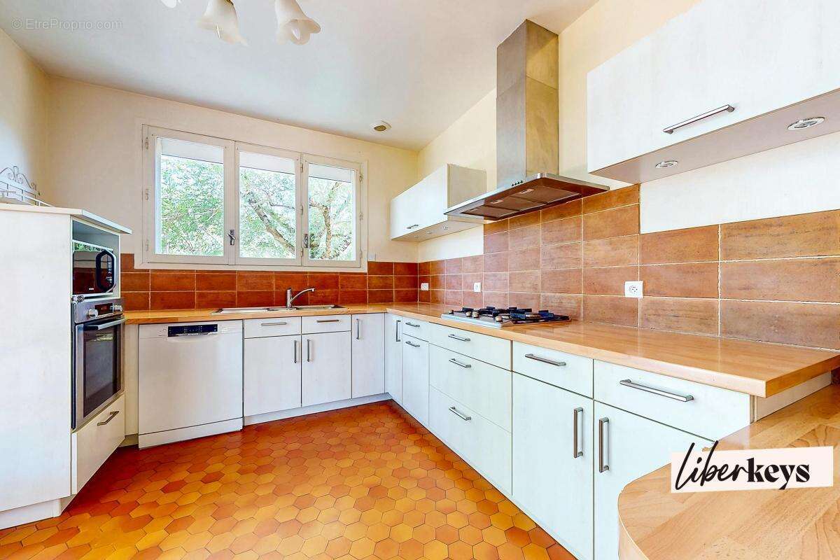 Saint Georges de Luzençon une propriété familiale où l espace ne manque jamais ! - photo 3