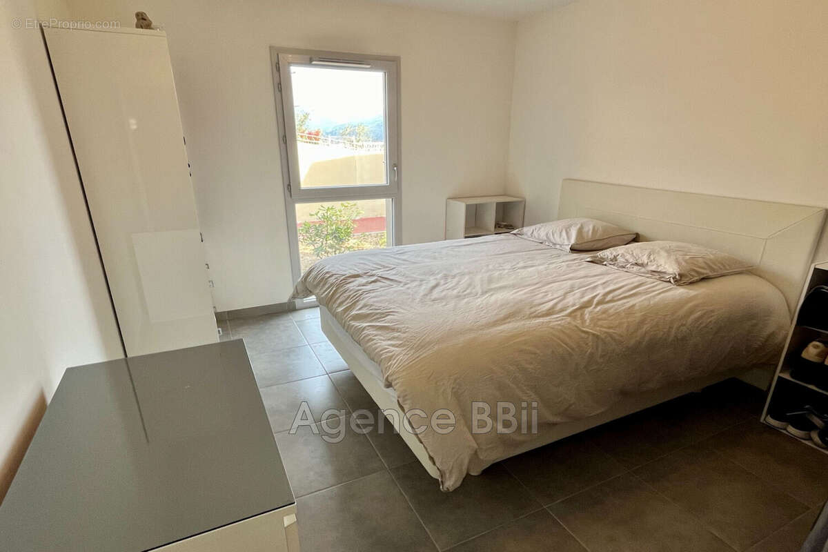 Appartement à CHATEAUNEUF-VILLEVIEILLE