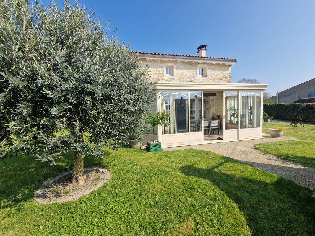 Maison à vendre 3 pièces SAINT - LOUP (17)- Piscine - Garage - Jardin - photo 2