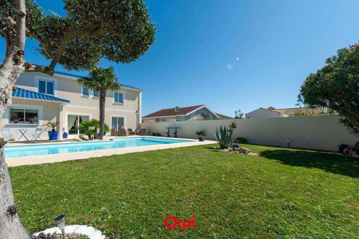 Elégante villa familiale avec piscine chauffée et garage triple - photo 6