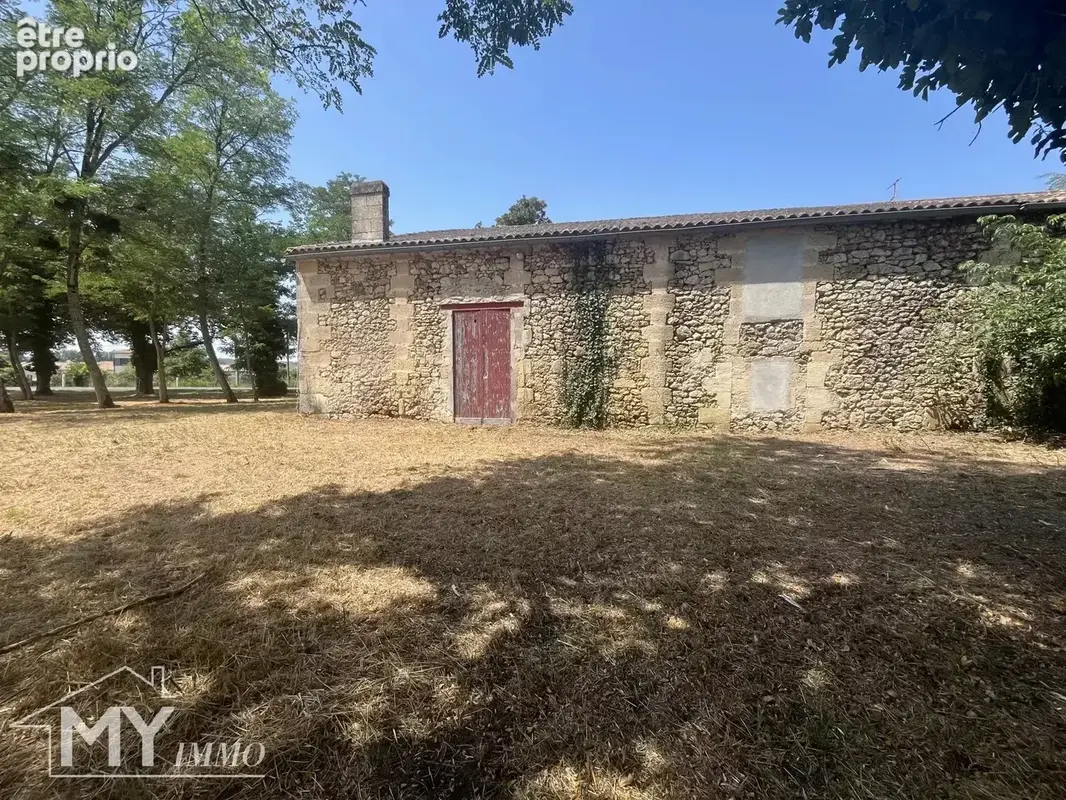 Mouliets et Villemartin : Chai viticole 300m² avec jardin. - photo 9