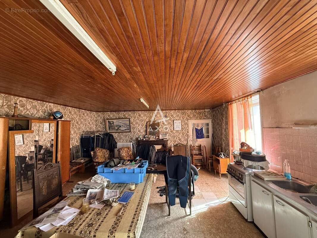 Belle opportunité au cur du bourg  Grande maison de 156 m² avec garage et fort potentiel - photo 5