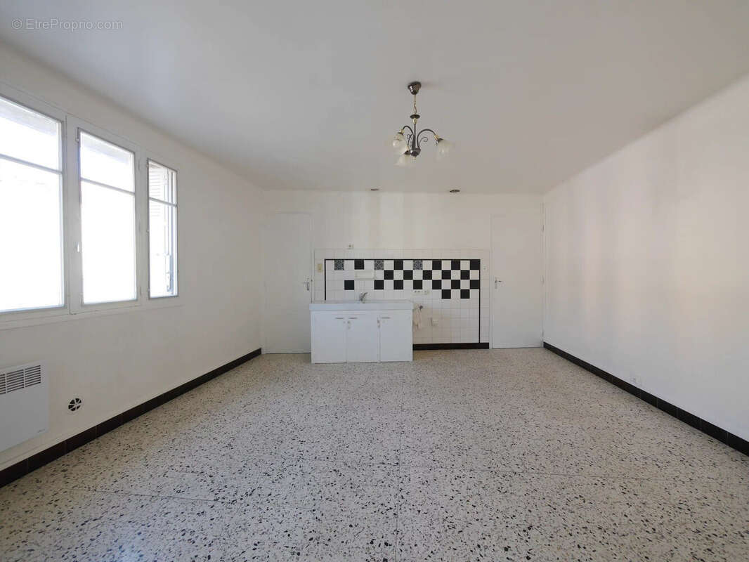 Cuisine avec arrière cuisine - Appartement à SAINT-CHRISTOL-LES-ALES